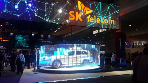 SK텔레콤은 최근 시속 170km의 초고속 주행환경에서 3.6Gbps(초당 기가바이트) 속도로 통신하는 데 성공한 ‘T5’를 전시했다. /사진=김미희 기자