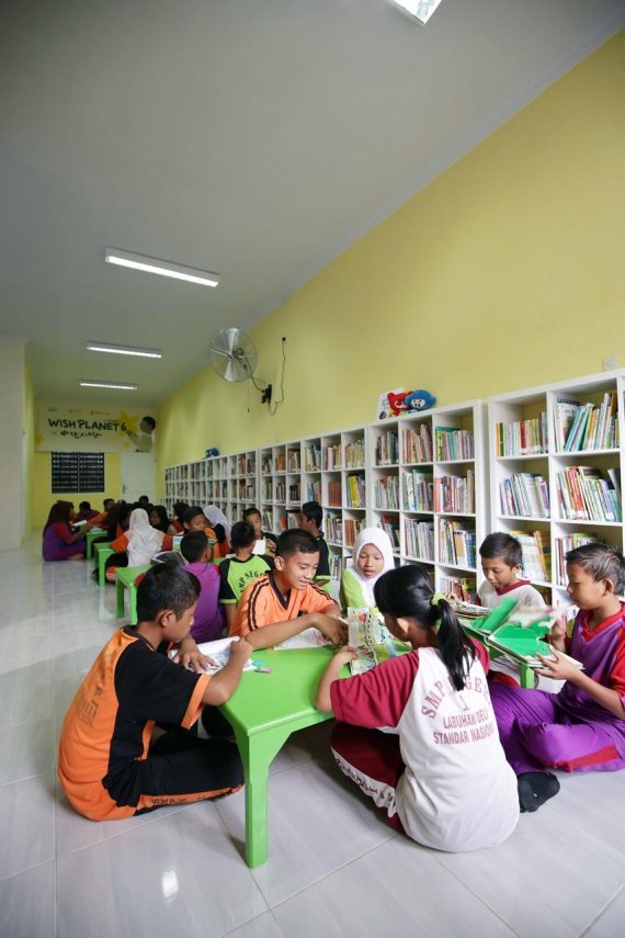 지난해 12월 인도네시아 메레란 지역 빈민아이들을 위해 넥슨이 건립한 작은책방에서 아이들이 책을 읽고 있다.