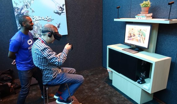 지난 3일 미국 샌프란시스코에서 폐막한 게임 개발자컨퍼런스(GDC)에서 엔씨소프트가 처음 공개한 가상현실(VR) 게임 '블레이드앤소울 테이블 아레나'를 관람객들이 체험하고 있다.