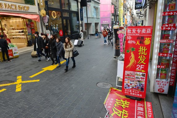 중국 정부가 사드 배치의 보복으로 한국 관광을 제한한 가운데 5일 서울 명동 거리가 유커들이 사라져 한산한 모습을 보이고 있다.<div id='ad_body3' class='mbad_bottom' ></div>/사진=서동일 기자