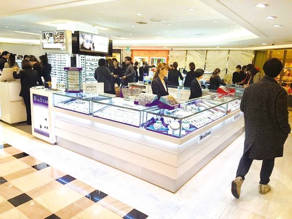 주말인 5일 오후 서울 을지로 롯데면세점에 중국인쇼핑객들의 발길이 끊긴 채 매장 직원들만 보이고 있다.
