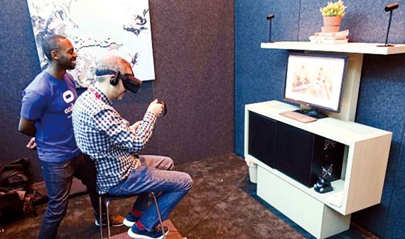 지난 3일 미국 샌프란시스코에서 폐막한 게임 개발자컨퍼런스(GDC)에서 엔씨소프트가 처음 공개한 가상현실(VR) 게임 '블레이드앤소울 테이블 아레나'를 관람객들이 체험하고 있다.