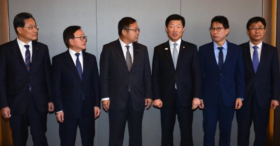 우태희 차관에 쏠린 재계 눈 7일 서울 소공로 더플라자호텔에서 열린 경제단체협의회 정기총회에 앞서 최수규 중소기업중앙회 상근부회장, 이동근 대한상공회의소 상근부회장, 김영배 한국경영자총협회 상임부회장, 우태희 산업통상자원부 차관, 김정관 한국무역협회 부회장, 임상혁 전국경제인연합회 전무(왼쪽부터)가 기념촬영을 하고 있다. 사진=서동일 기자