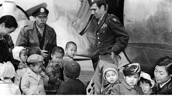 1951년, 제주도 한국보육원을 방문해 전쟁고아들을 돌보고 있는 딘 헤스 대령(뒷열 오른쪽)과 러셀 블레이즈델 중령(뒷열 왼쪽 2번째) /사진=공군