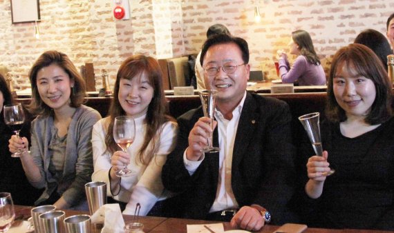 김창범 한화케미칼 사장(오른쪽 두번째)이 지난 8일 서울 시내 한 식당에서 이른바 '혼밥(홀로 식사)'하는 직원들과 저녁식사를 하며 소통의 시간을 가졌다. 김 사장과 직원들이 식사를 하며 술잔을 들고 웃고 있다.