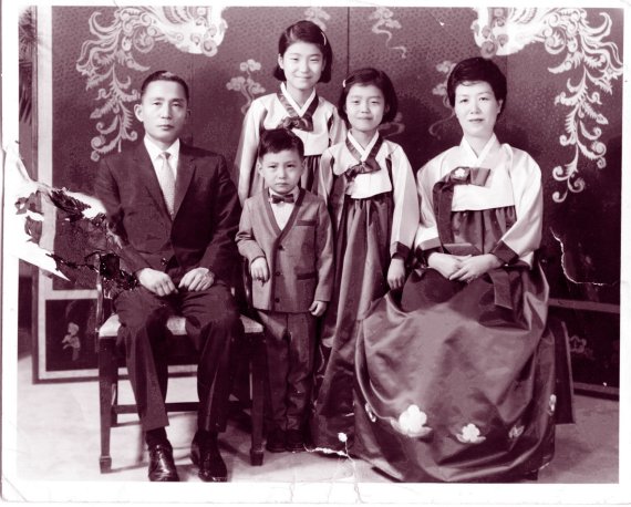 <유년생활>박근혜 대통령이 고 박정희 대통령 집권시절 청와대에서 가족사진을 찍고 있다. 왼쪽부터 박정희 전 대통령, 지만씨, 박근혜 대통령, 근령씨, 육영수 여사.