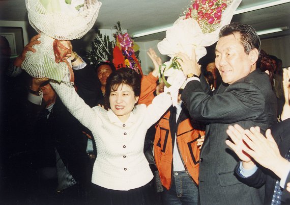 <정치 입문> 박근혜 대통령이 1998년 대구 달성군 보궐선거에서 당선된 뒤 지지자들과 함께 환호하고 있다.