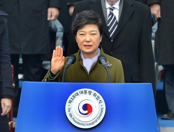 <대통령 취임> 박근혜 대통령이 2013년 2월 25일 국회에서 열린 18대 대통령 취임식에서 선서를 하고 있다.