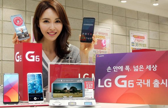 LG전자가 플래그십 스마트폰인 G6를 10일 국내 시장에 출시했다. G6는 총 8일간의 사전예약 기간에 8만2000대의 판매기록을 세웠다.