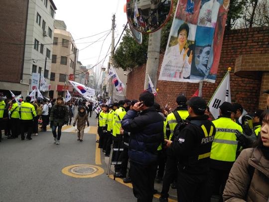 “대통령님 사랑합니다” 삼성동 朴 사저 앞은 지금..이사준비, 지지자로 '혼잡'