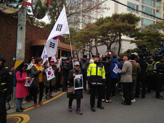 “대통령님 사랑합니다” 삼성동 朴 사저 앞은 지금..이사준비, 지지자로 '혼잡'