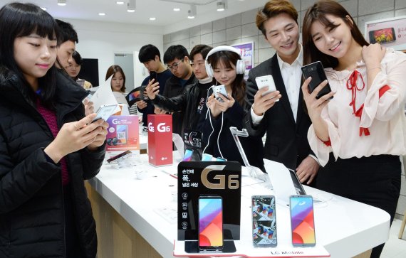 LG전자는 지난 10일 국내에서 공식 출시된 전략 프리미엄 스마트폰 G6가 출시 이틀 만에 개통 3만 건을 넘어섰다고 밝혔다. 서울 소재 한 이동통신사 매장에서 모델들이 G6를 체험해보고 있다.