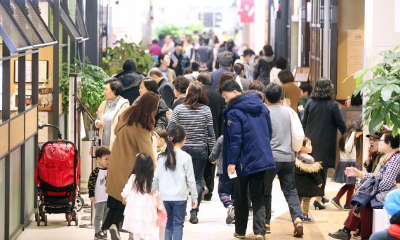 서울 은평뉴타운 내 은평롯데몰이 지난 주말 방문객들로 붐비고 있다.