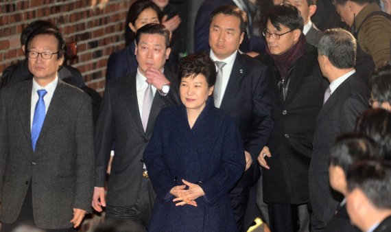 지난 2017년 3월 10일 대통령직에서 파면당한 박근혜 전 대통령이 같은 해 3월 12일 서울 삼성동 사저에 들어가고 있다. 박 전 대통령 탄핵은 보수진영이 보수대통합 과정에서 풀어야할 핵심 과제다. 사진=김범석 기자