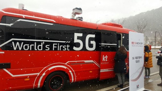 KT의 ‘5G 자율주행버스’는 눈이 내리는 강원도 평창 도로 위에서 자체 정밀측위 기반 이동체 관제 기술 등을 통해 자율주행을 시연했다. /사진=김미희 기자