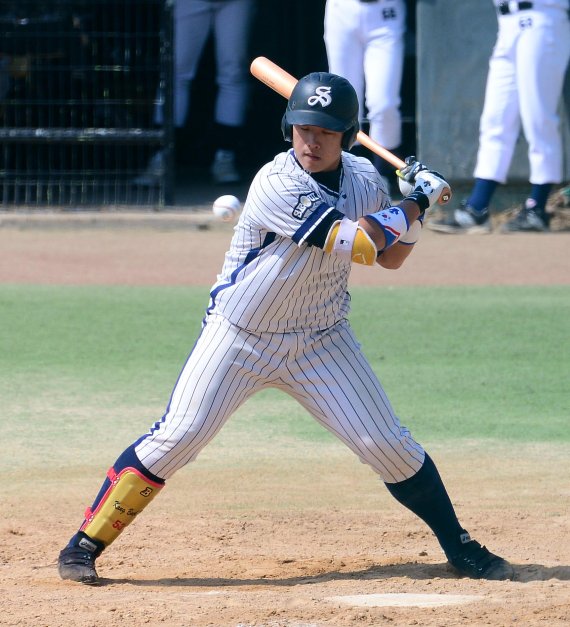 서울고 강백호 선수가 투구 동작을 선보이고 있다(위쪽). 강백호는 홈런왕을 차지할 정도로 펀치력을 갖춘 데다 최고 구속 150㎞에 달하는 강속구를 뿌리는 투수로도 활약 중이다. 파이낸셜뉴스와 부산파이낸셜뉴스가 공동 주최한 제4회 전국명문고야구열전 결승전에서 강백호가 타격을 하고 있다.