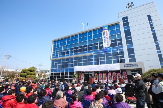 한국수력원자력 고리원자력본부가 지난 40년간 동행해 온 발전소 인근 길천마을의 낡은 회관을 새로 지어 주민 등이 참석한 가운데 준공식을 갖고 있다.