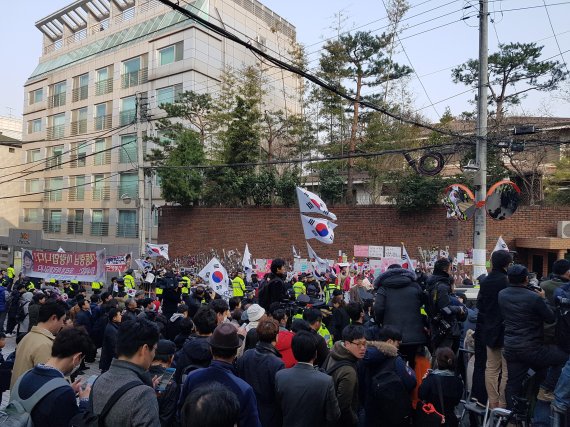 혼란스러웠던 박 전 대통령 삼성동 자택 앞 아침...지지자 "고영태부터 수사" 외치기도