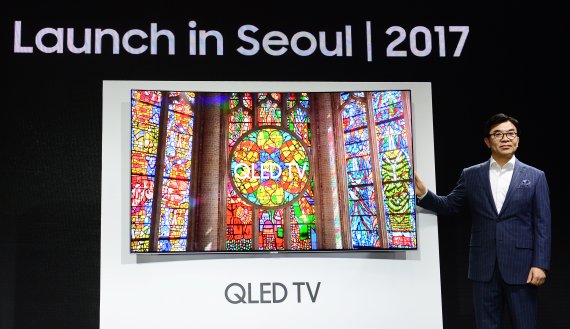 'QLED TV' 소개하는 김현석 사장