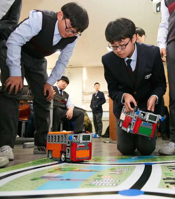 LG CNS는 다음달부터 중학교 자유학기제를 실시하는 20개 학교에서 임직원이 직접 나서 학생들에게 코딩교육인 '코딩 지니어스'를 진행한다고 21일 밝혔다. 지난해 서울 용산중학교에서 진행한 '코딩 지니어스' 파일럿 테스트에서 학생들이 로봇 코딩 플랫폼인 레고 EV3를 활용해 실습을 하고 있다.