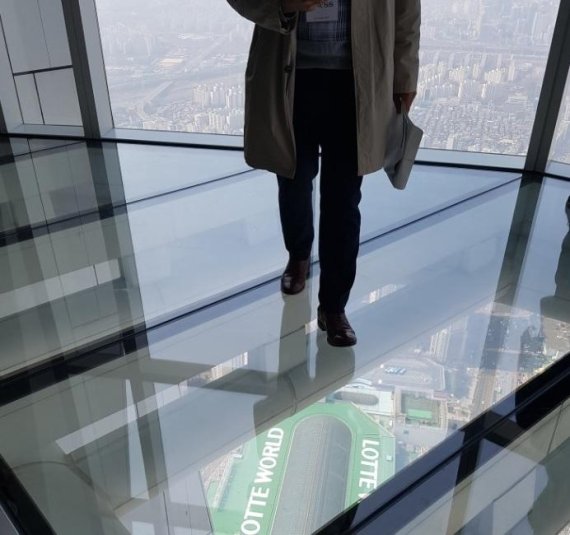 오는 4월 3일 개장을 앞두고 있는 롯데월드타워 118층 '스카이 서울'에 설치된 투명바닥 재질의 전망대인 '스카이데크' 위에 관람객이 서 있다. 스카이데크는 전체 전망대 가운데 세계 3위이며 투명바닥 재질의 전망대로는 세계 1위의 높이를 자랑한다.