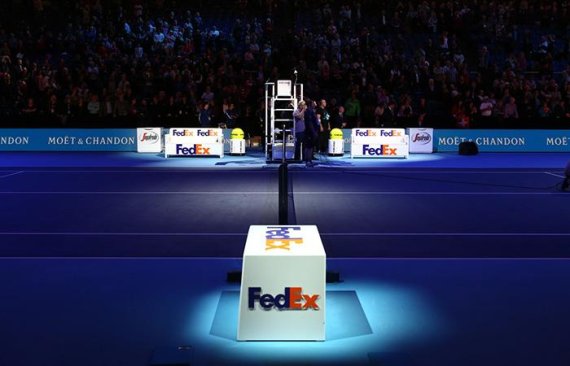 ATP 월드투어가 열리는 테니스 코트에 위치한 Fedex 후원 벤치와 시상대