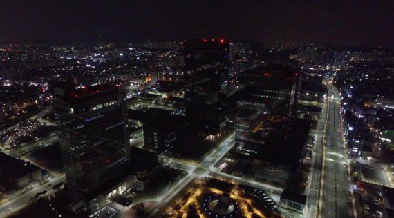 삼성전자가 21일 밤 삼성 디지털시티(수원)와 51개 글로벌 판매법인에서 지구를 생각하고 전력 불평등을 해소하자는 취지의 '지구촌 전등 끄기(Turn off your light)' 캠페인을 실시했다. 사진은 캠페인 전의 삼성 디지털시티 전경.