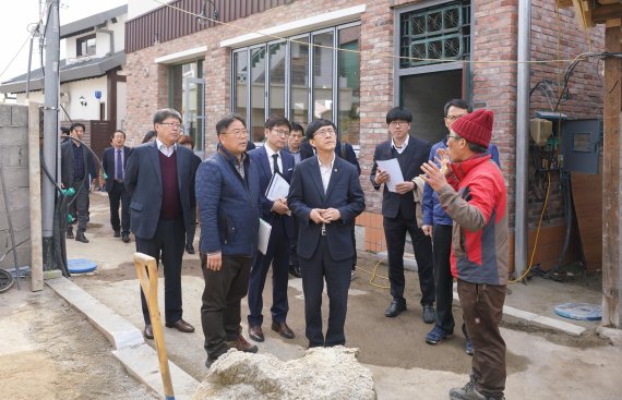 22일 김경환 국토교통부 제1차관(앞줄 왼쪽 두번째)이 순천 도시재생.새뜰마을사업지역을 방문해 추진현황을 점검하고 있다.