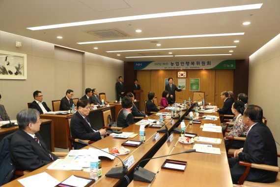 김병원 농협중앙회장이 22일 서울 중구 새문안로 농협중앙회 본관 경영전략회의실에서 개최된 2017년 제1차 농업인행복위원회에서 인사말을 하고 있다. /사진=농협중앙회