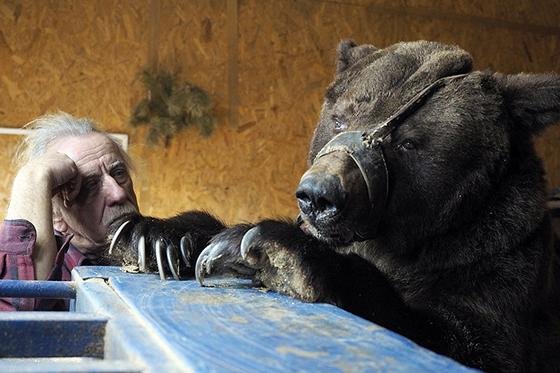 쿠랴(왼쪽) 씨는 재정이 어려워 곰들에게 더 나은 환경을 마련해주지 못해 안타까워하고 있다./데일리메일 갈무리
