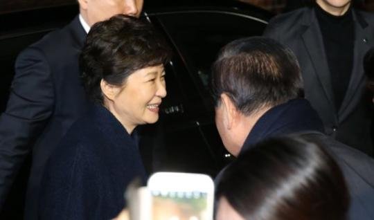 박근혜 전 대통령이 지난 12일 오후 서울 삼성동 사저에 도착해 지지자과 인사를 하고 있다./사진=김범석 기자