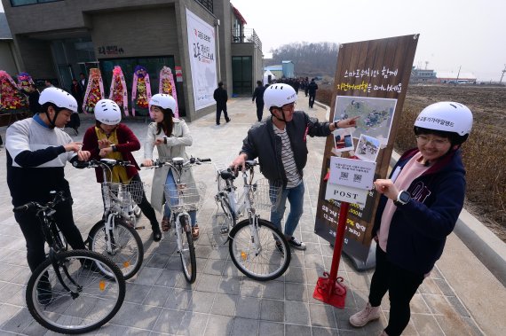 교동도를 찾은 관광객들이 비콘을 이용해 IT 기반의 자전거 투어를 하고 있다. 사진=박범준 기자