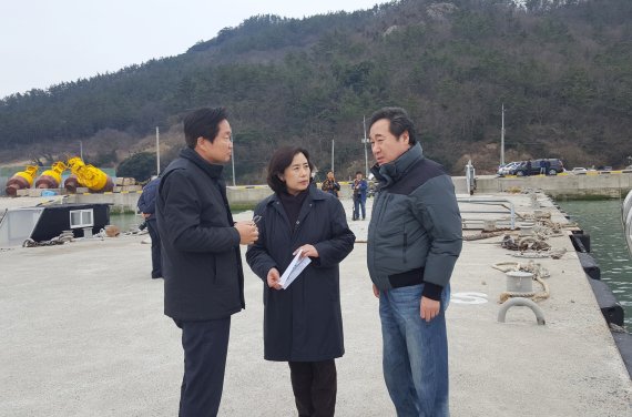 바른정당 박순자 의원이 김영석 해양수산부 장관(왼쪽) 등과 세월호 선체 인양작업 등에 대한 의견을 교환하고 있다.