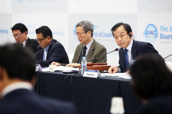 이학수 한국수자원공사(K-water) 사장(오른쪽)이 지난 2016년 열린 아시아물위원회 제 3차 이사회에서 발언하고 있다.
