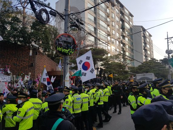 30일 박근혜 전 대통령의 영장실질심사를 앞두고 지지자들이 서울 삼성동 자택 앞에 모여 집회를 열고 있다.