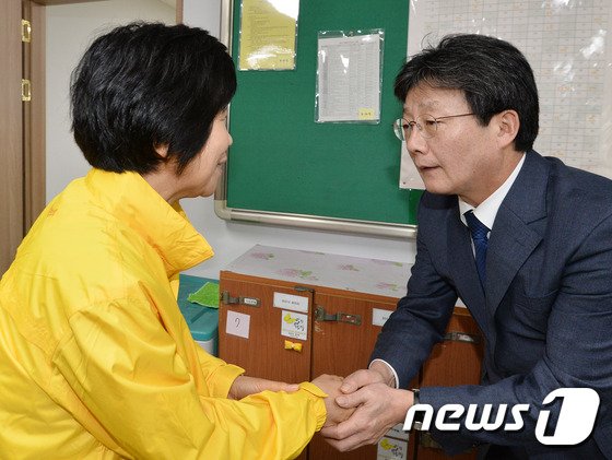 지난 2017년 1월8일 당시 바른정당 소속이던 유승민 전 의원이 경기도 안산시 단원구 안산교육지원청 별관에 마련된 단원고 416 기억교실에서 유가족과 인사를 나누고 있다.