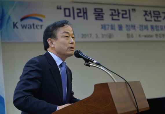 이학수 한국수자원공사(K-water) 사장이 3월 31일 경기 과천시 K-water 한강권역본부에서 열린 '미래 물관리 전문가 세미나'에서 환영사를 하고 있다.