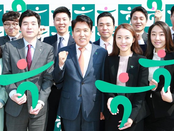 함영주 KEB하나은행장(앞줄 왼쪽 두번째)이 3일 서울 을지로 본점에서 새롭게 제작한 CI배지를 달고 직원들과 파이팅을 외치고 있다.