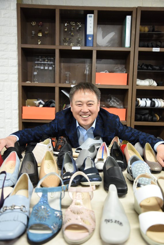 경기도 고양시 소재 바이네르 본사에서 김원길 대표가 직접 제작한 신발을 들고 포즈를 취하고 있다.