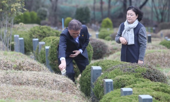 더불어민주당 문재인 대선후보가 부인 김정숙씨와 함께 5일 경남 양산 상북면에 위치한 부친 묘소를 참배하고 있다. 연합뉴스