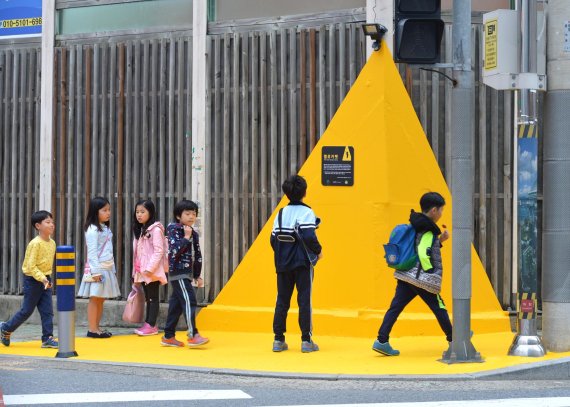 부산 초등학교 교통안전지대 옐로카펫·노란발자국 확대 설치