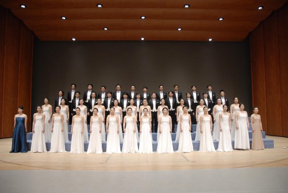 오는 13일 부산문화회관 대강당에서 윤동주 시를 주제로 음악회를 갖는 부산시립합창단 공연 모습.