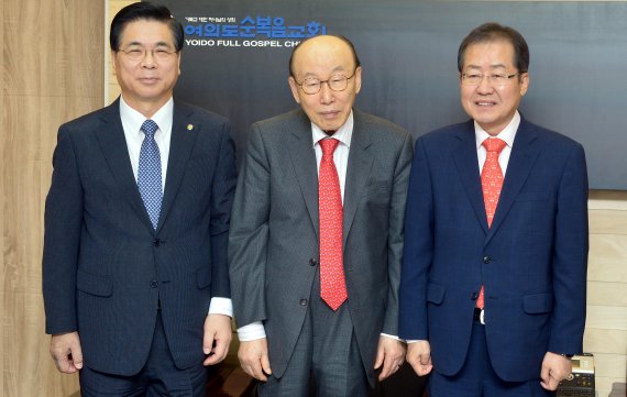 자유한국당 홍준표 대선 후보(오른쪽)가 9일 서울 여의도순복음교회를 방문, 조용기 원로목사(가운데)와 이영훈 한국기독교총연합회 회장과 기념 촬영을 하고 있다. /사진=연합뉴스