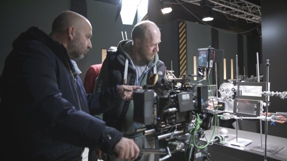 LG전자가 플래그십 스마트폰 G6의 글로벌 출시에 맞춰 혹독한 안전성 및 내구성 테스트를 만화적 상상력으로 재현한 '골드버그 장치' 영상으로 온라인 마케팅 강화에 나섰다. 골드버그 장치 제작진이 골드버그 장치를 점검하고 있다.