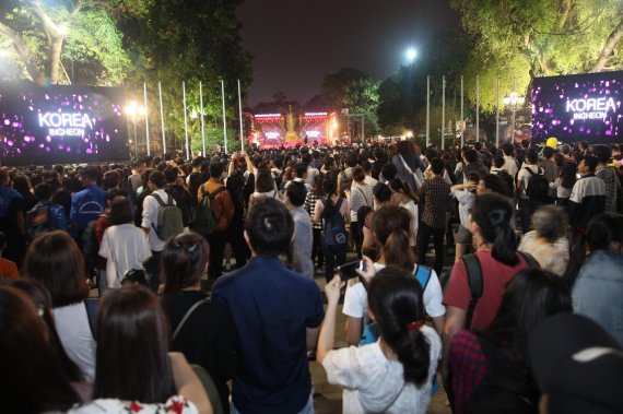 한국문화관광대전을 행사장을 가득채운 베트남 시민들