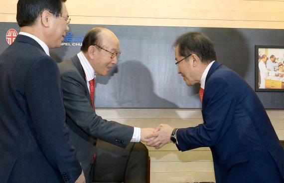 자유한국당 홍준표 대선후보(오른쪽)가 9일 오전 서울 여의도순복음교회를 방문해 조용기 원로목사(가운데)와 악수를 하고 있다. 왼쪽은 이영훈 한국기독교총연합회 회장. 연합뉴스