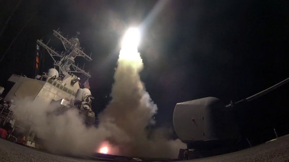 지난해 4월 7일 동지중해 해상에서 미국 해군 구축함 포터(DDG-78)함에 탑재된 토마호크 순항미사일이 시리아를 향해 날아오르고 있다.AP연합뉴스