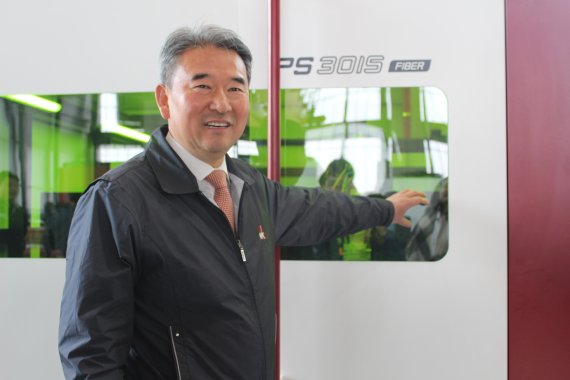 지난 7일 경기도 화성시 소재 에이치케이(HK) 본사에서 만난 계명재 대표가 레이저 장비에 대해 설명하고 있다.