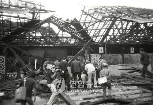 버마 아웅산 국립묘지가 폭탄테러로 인해 지붕이 무너져 내린 현장을 관계자들이 조사하고 있다. 1983.10.15. 연합뉴스 자료 사진