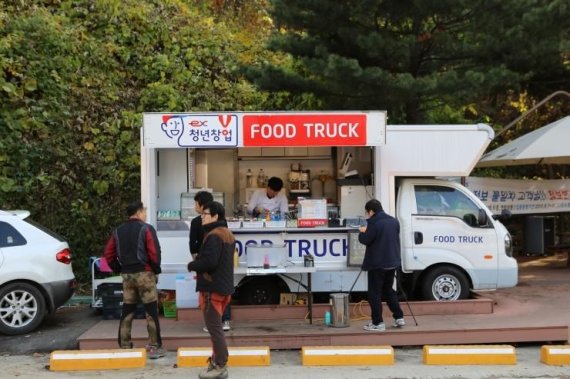 서울외곽순환도로 청계졸음쉼터의 푸드트럭 모습. 청년창업자를 대상으로 공모해 선발하고 월 10만원의 이용료로 푸드트럭을 운영할 수 있다.
